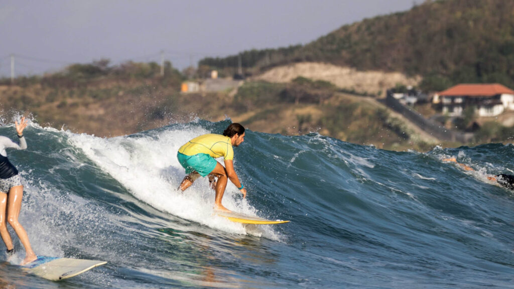 Surfez sur les meilleures vagues : 10 spots de surf de Bali à découvrir