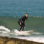 Surf d'été au Maroc – un débutant prend une petite vague à Banana Point Taghazout