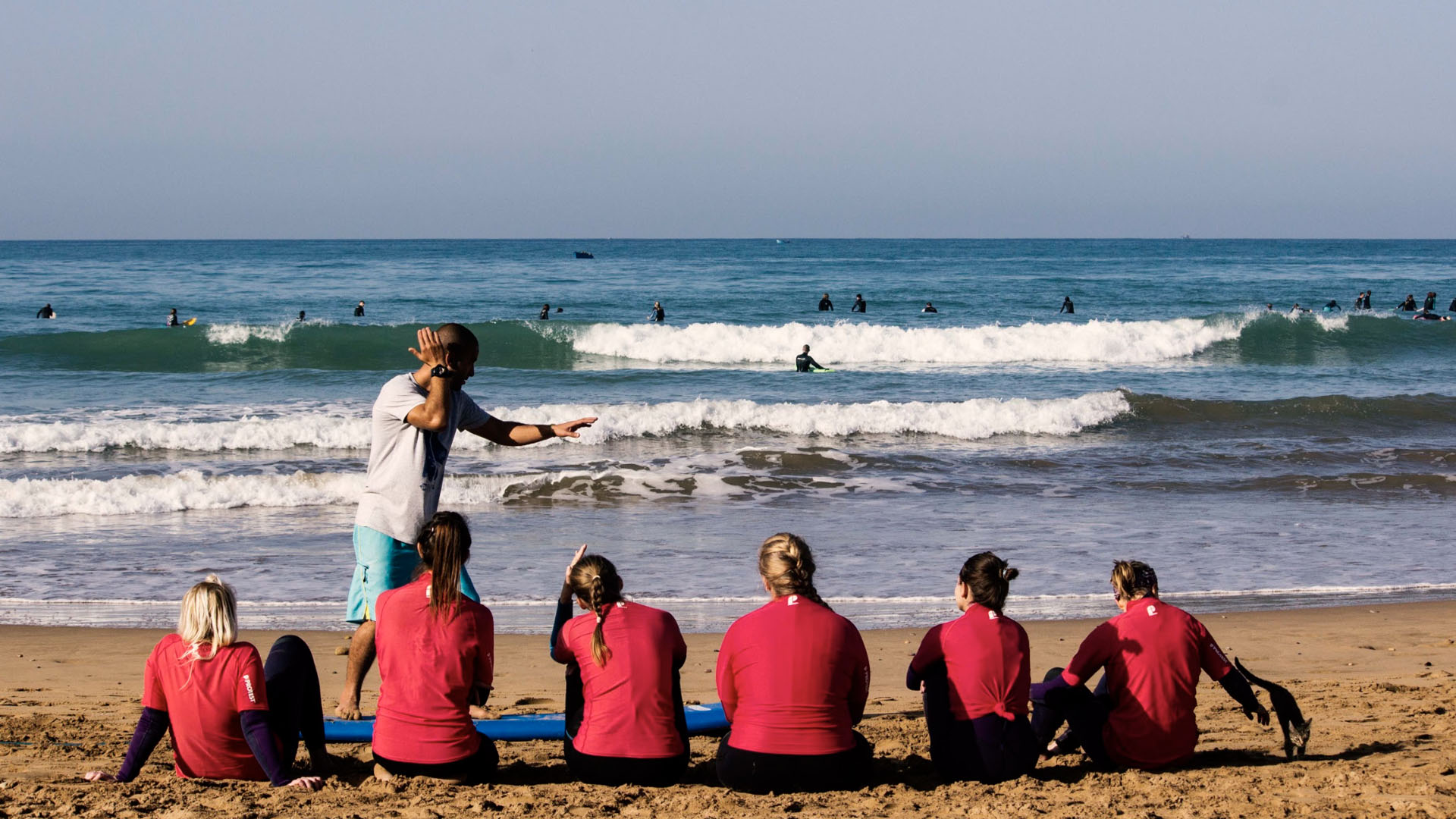 Surfer reviewing video analysis with coach – building quality through feedback