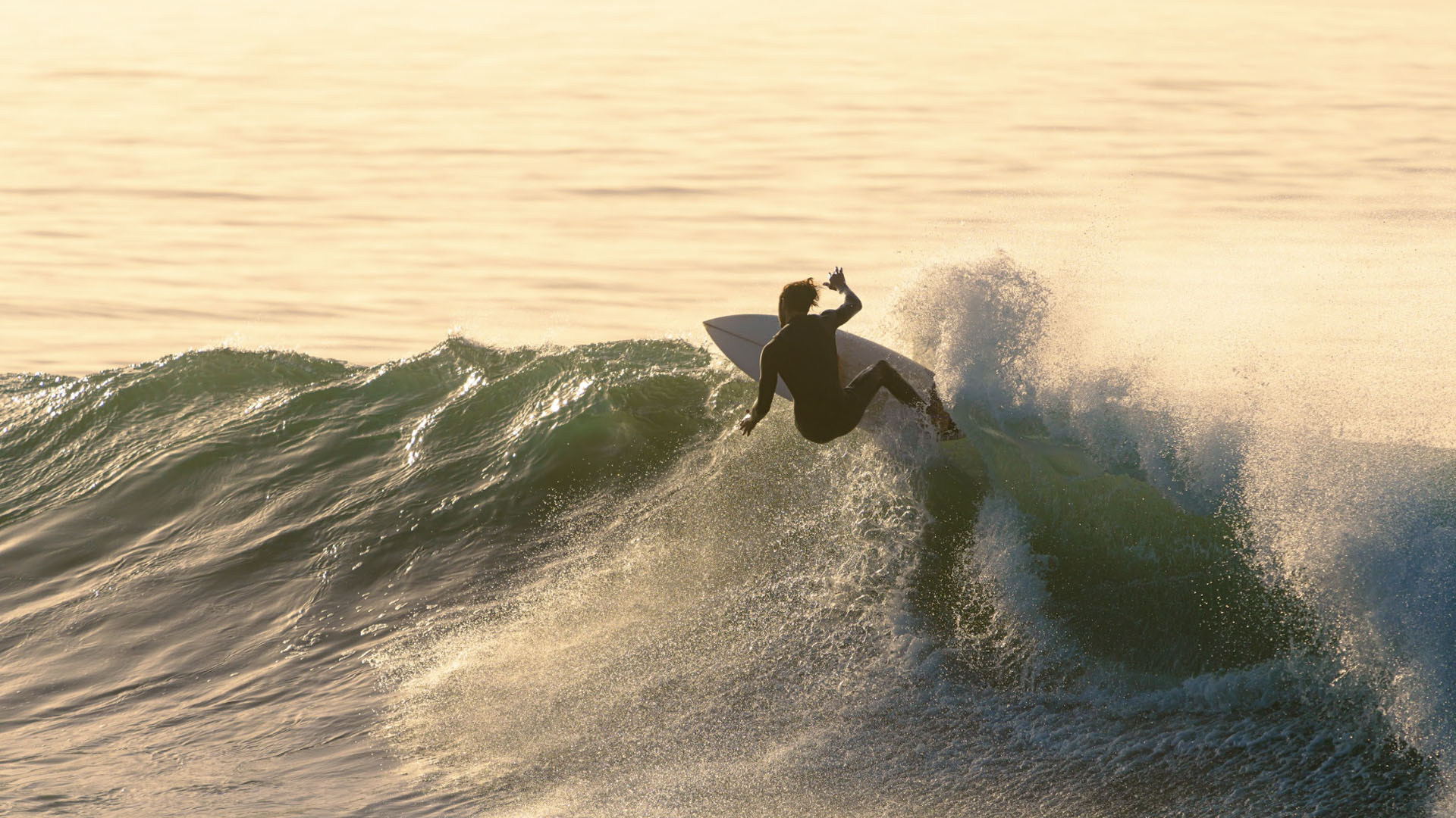 Winter surfing in Morocco – powerful wave at Killer Point Taghazout with dramatic winter sky