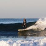 Surfare som visar konsekvent, kvalitetsteknik på ett point break